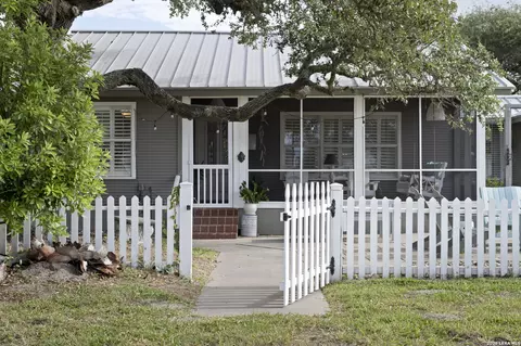 1302 E Cedar St, Rockport, TX 78382