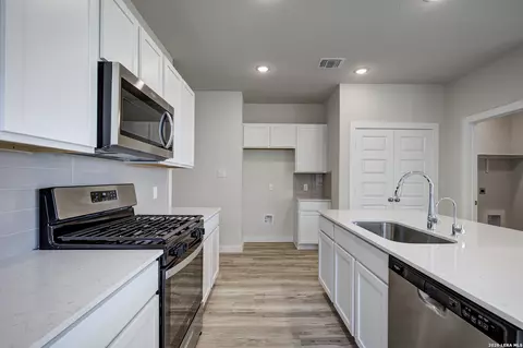 Kitchen - 5535 Franklin Hls, Von Ormy, TX 78073 photo 3 of 4
