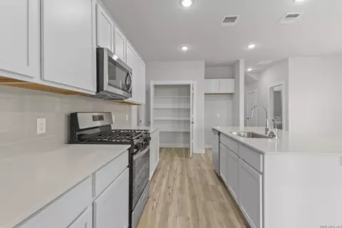 Kitchen - 5531 Franklin Hls, Von Ormy, TX 78073 photo 3 of 4