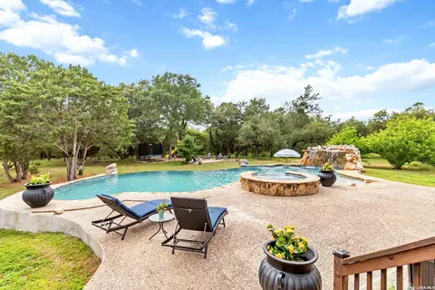 318 Berry Oaks Dr, Bulverde, TX 78163