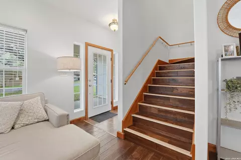 Entry Way - 325 Sollock, Devine, TX 78016 photo 4 of 4