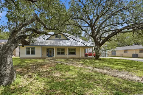 325 Sollock, Devine, TX 78016