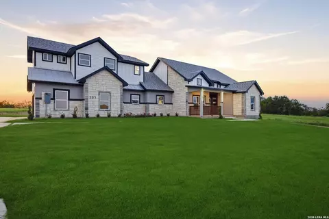 207 Hidden Rnch, Floresville, TX 78114
