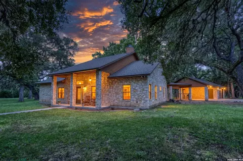 382 Arboles Ct, Uvalde, TX 78801