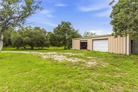 610 Blue Crk, La Vernia, TX 78121