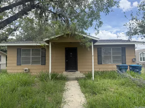 1025 Bowen St, Pleasanton, TX 78064