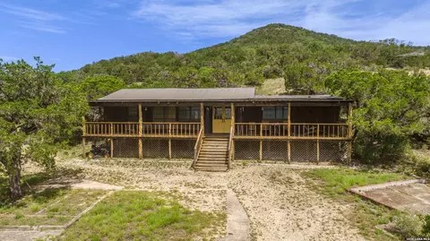 447 Blesssing Ln, Utopia, TX 78884