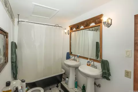 Bath - 447 Blesssing Ln, Utopia, TX 78884 photo 1 of 1