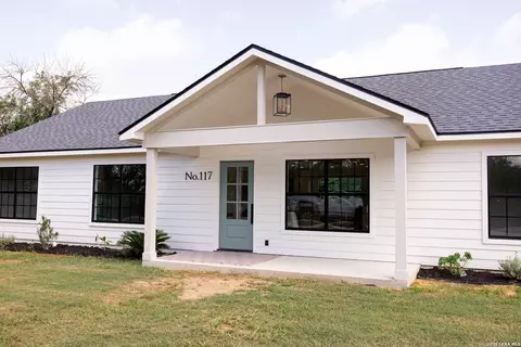 117 Cemetery Rd, Charlotte, TX 78011