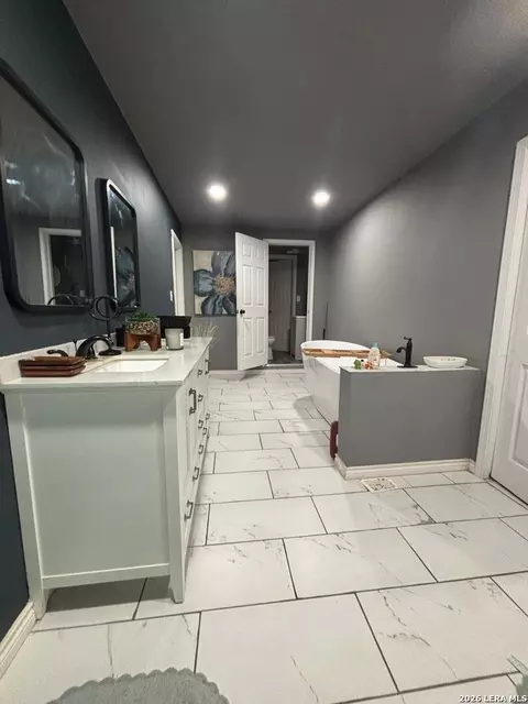 Bath - 10172 Pvt 597, Mathis, TX 78368 photo 1 of 5