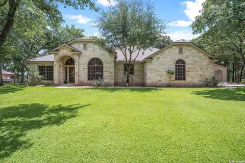 351 Rosewood Dr, La Vernia, TX 78121