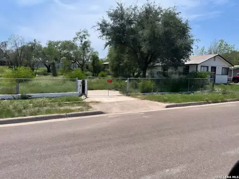 965 Ave D, Eagle Pass, TX 78852 photo 3
