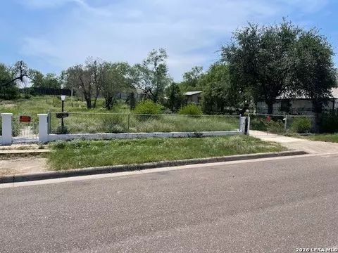 965 Ave D, Eagle Pass, TX 78852 photo 2