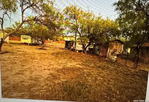 1080 Progreso, Eagle Pass, TX 78885 photo 3