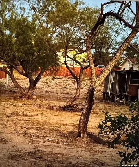 1080 Progreso, Eagle Pass, TX 78885 photo 4