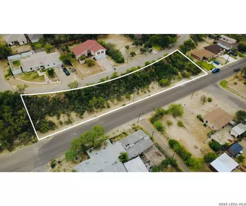 2024 Quarry St, Eagle Pass, TX 78852 photo 3