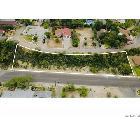 2024 Quarry St, Eagle Pass, TX 78852 photo 2