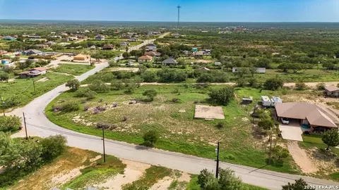 1326 Wagon Wheel Rd, Eagle Pass, TX 78852 photo 2
