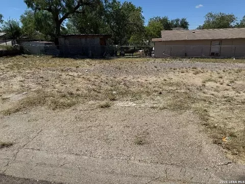 894 Concho St, Eagle Pass, TX 78852 photo 3