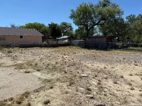 894 Concho St, Eagle Pass, TX 78852 photo 6