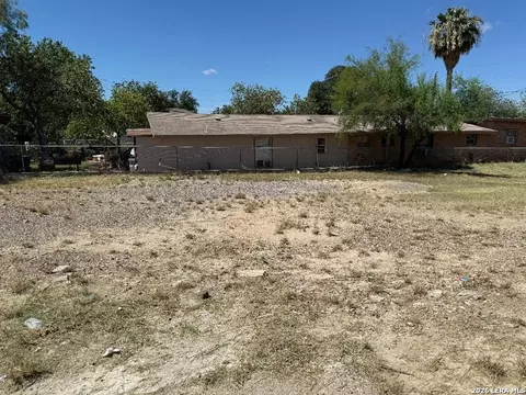 894 Concho St, Eagle Pass, TX 78852 photo 5