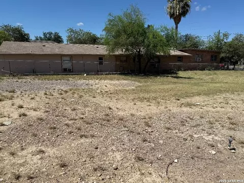 894 Concho St, Eagle Pass, TX 78852 photo 4