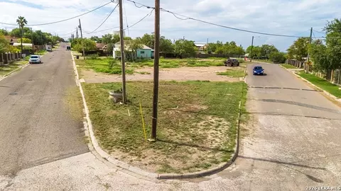 889 Callejon Nevisca, Eagle Pass, TX 78852 photo 2