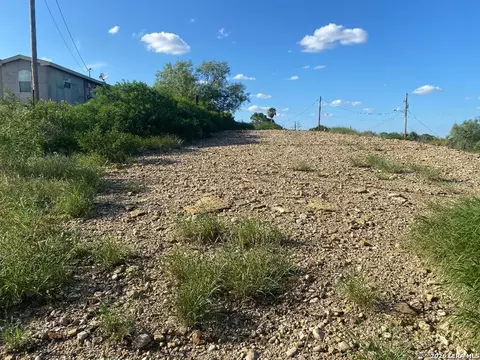 1117 N Calle Baltica, Eagle Pass, TX 78852 photo 4
