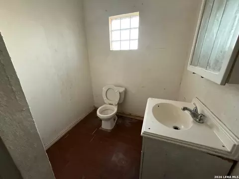 Bath - 633 Molina Loop, Eagle Pass, TX 78852 photo 2 of 2