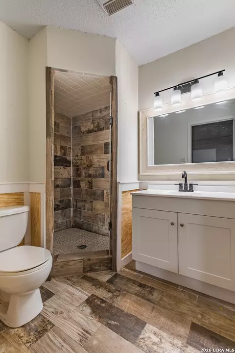 Bath - 2139 Ricks Dr, Eagle Pass, TX 78852 photo 1 of 5