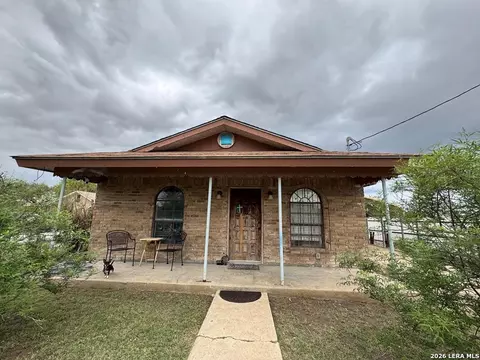 106 Los Sauces St, Eagle Pass, TX 78852