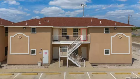 391 Riverside Dr UNIT 4, Eagle Pass, TX 78852 photo 4