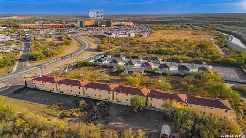 391 Riverside Dr UNIT 4, Eagle Pass, TX 78852 photo 3