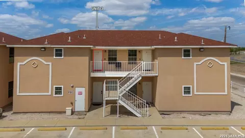391 Riverside Dr UNIT 3, Eagle Pass, TX 78852 photo 4
