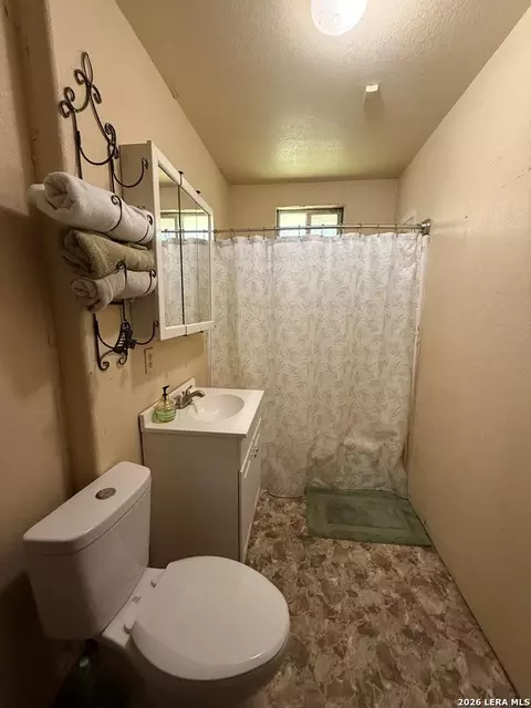 Bath - 80 Mari Dr, Eagle Pass, TX 78852 photo 4 of 4