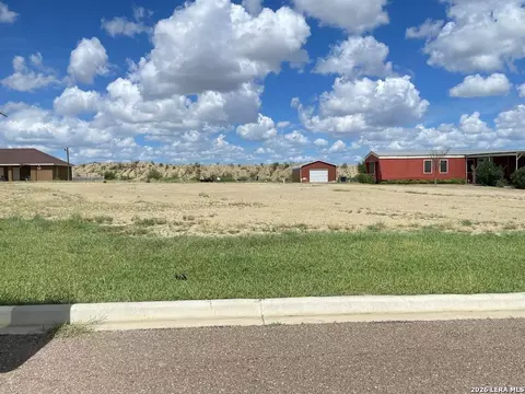 669 Canal Dr, Eagle Pass, TX 78852