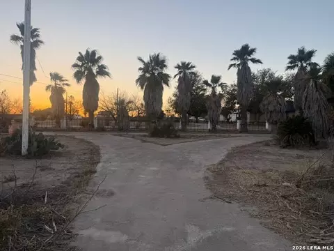 25 W Skyview Dr, Del Rio, TX 78840