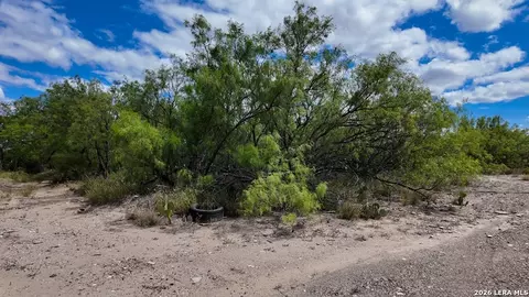 16 Borjon Dr, Eagle Pass, TX 78852 photo 3