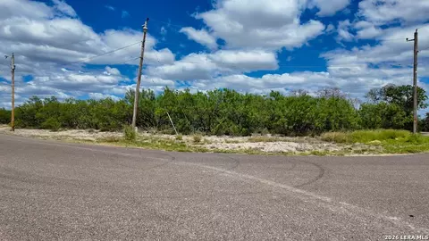 32 Borjon Dr, Eagle Pass, TX 78852 photo 6