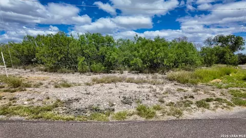 32 Borjon Dr, Eagle Pass, TX 78852 photo 3