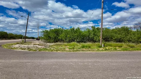 32 Borjon Dr, Eagle Pass, TX 78852 photo 8