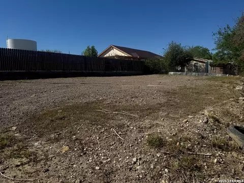 849 Callejon Nevisca, Eagle Pass, TX 78852 photo 4