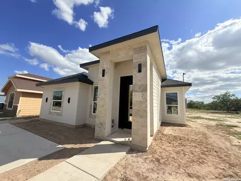 42 Dub Dr, Eagle Pass, TX 78852 photo 2