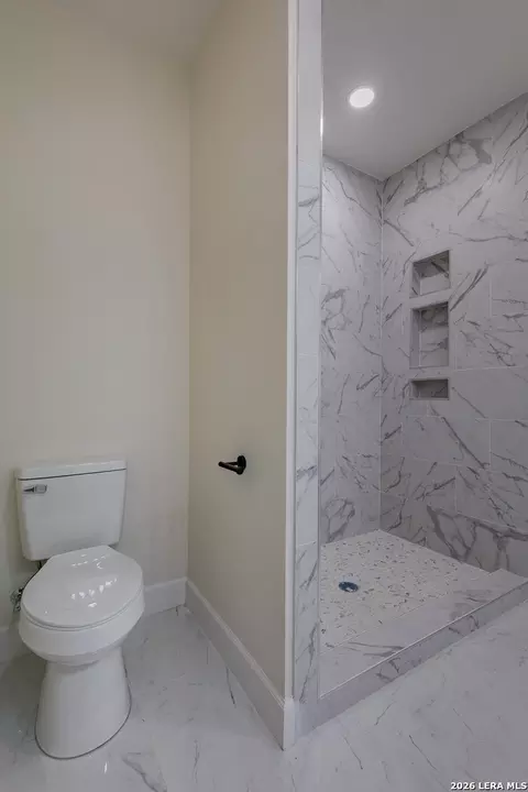 Bath - 42 Dub Dr, Eagle Pass, TX 78852 photo 6 of 8