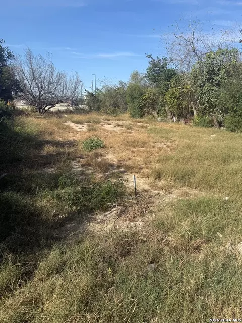 899 Madison St, Eagle Pass, TX 78852 photo 4