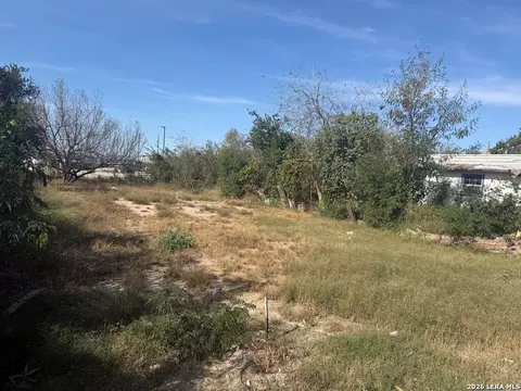 899 Madison St, Eagle Pass, TX 78852 photo 7