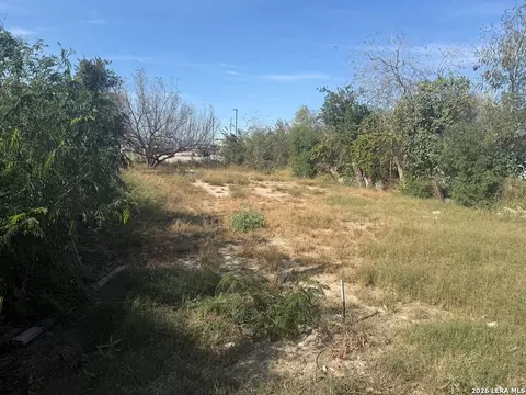 899 Madison St, Eagle Pass, TX 78852 photo 9