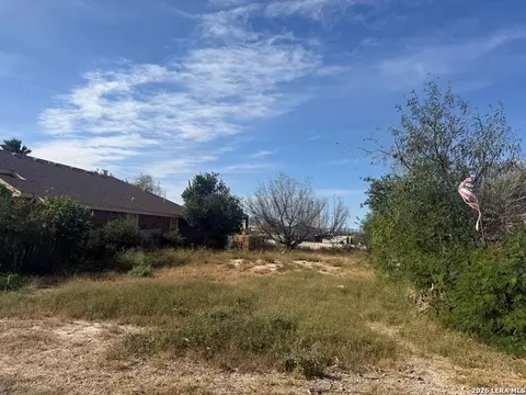 899 Madison St, Eagle Pass, TX 78852 photo 2