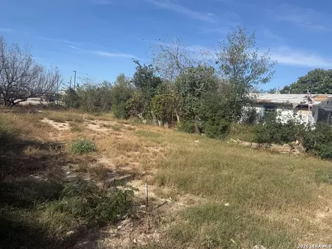 899 Madison St, Eagle Pass, TX 78852 photo 8