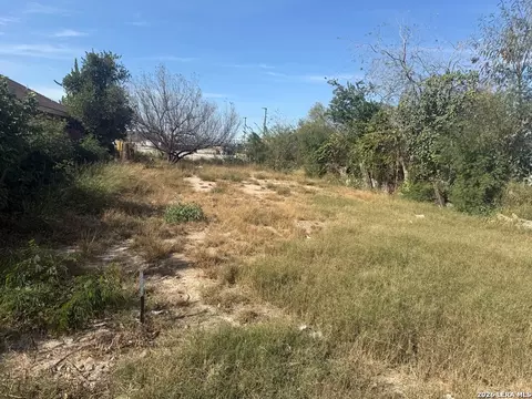 899 Madison St, Eagle Pass, TX 78852 photo 6